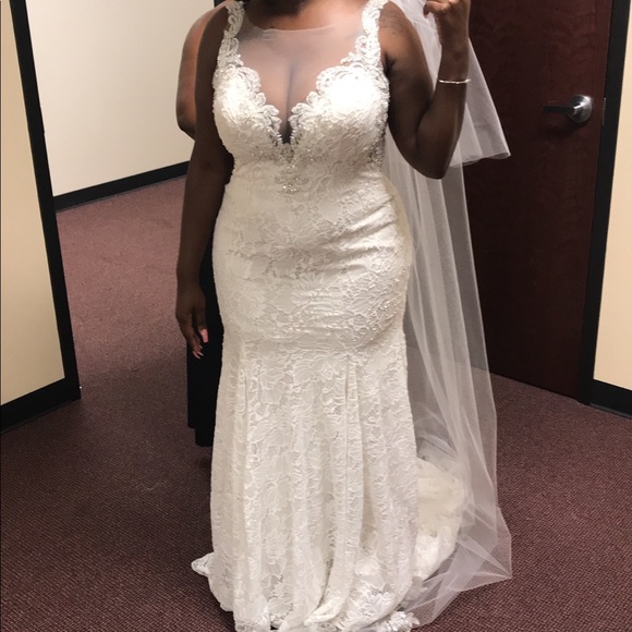 Ivory and lace wedding gown!!!! ONLY WORN ONCE!!!! - Picture 2 of 5